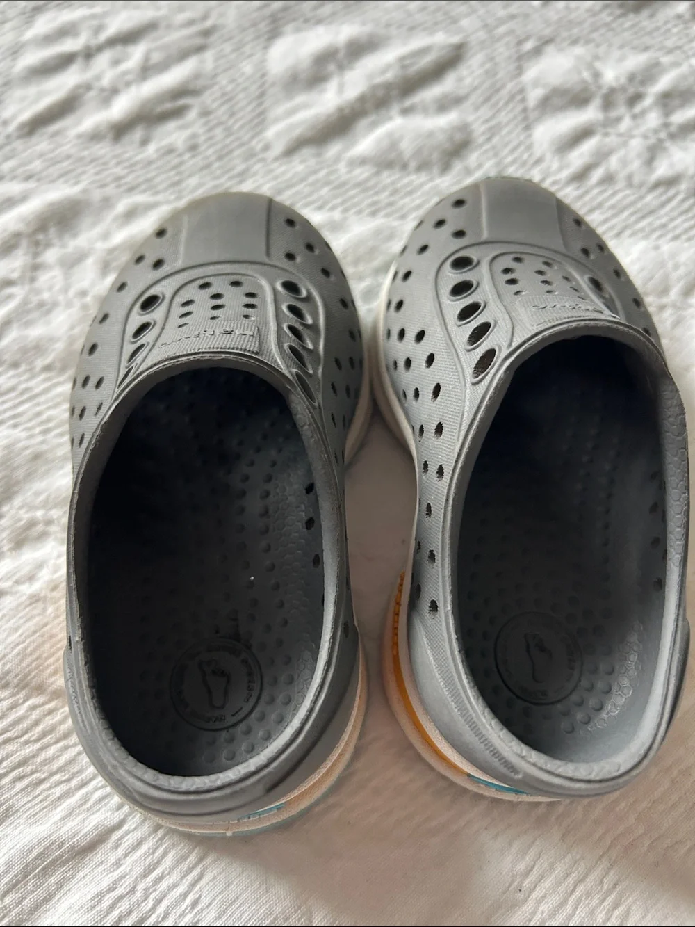 Native Sugarlite Robbie Shoe kid SZ 5, Grey comfort.